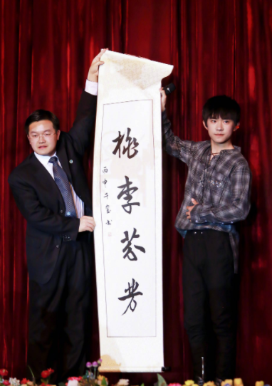 易烊千玺高考复习资料曝光，字如其人清秀不已，行云流水叫人羡慕