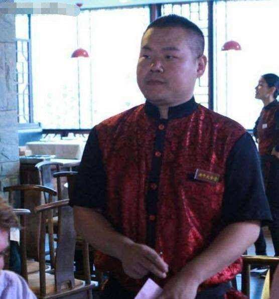 初中生14岁当保安，15岁做服务员，遇郭德纲挣10亿票房