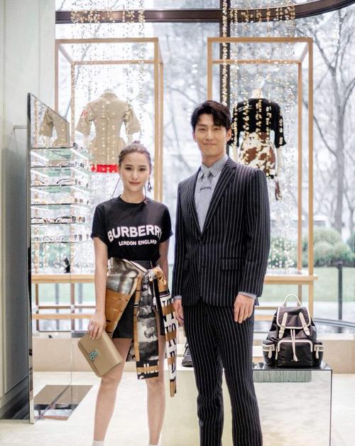 窦骁的富贵情史，与2位富家女擦肩而过后，靠魅力征服了赌王千金