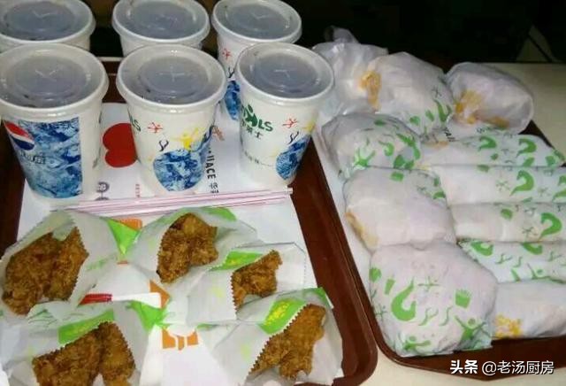 华莱士、汉堡王、麦当劳的汉堡差距有多大？对比一下就清楚了！