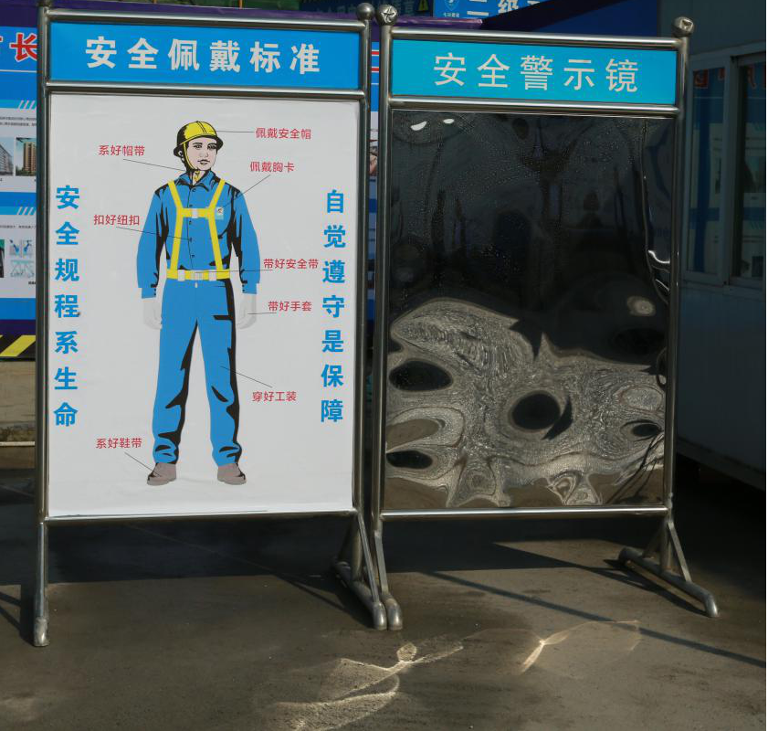 进入施工现场必须戴好安全帽,进入施工现场必须戴好安全帽并扣好