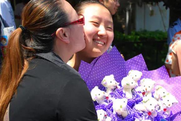 高考考生考前焦虑，担心发挥失常，父母暖心回答助力孩子超常发挥