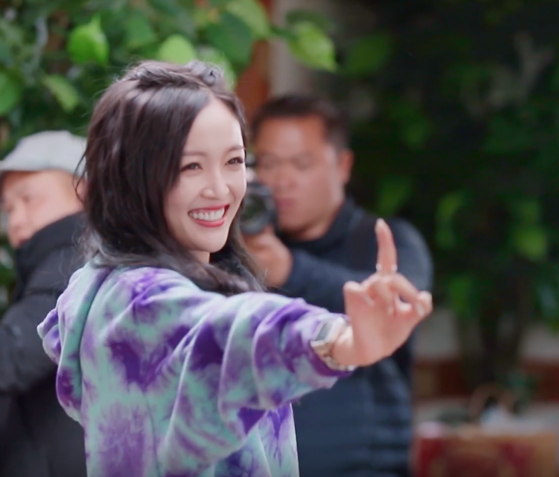 好暖心！吴宣仪为姐姐们准备独家礼物，谁料秦海璐的让人好羡慕