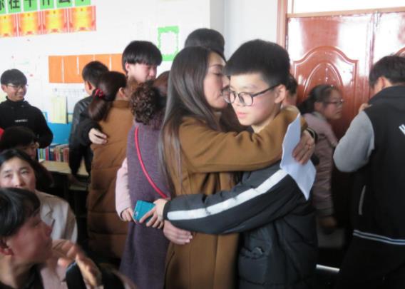 山西高校21级男生，乔装进女浴室被开除，网友：又一大学体验卡