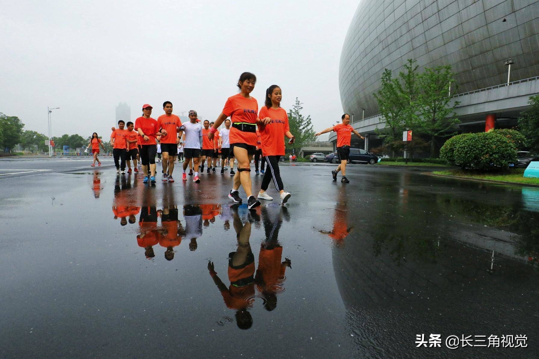 为爱奔跑！雨中，那一道七彩的虹……