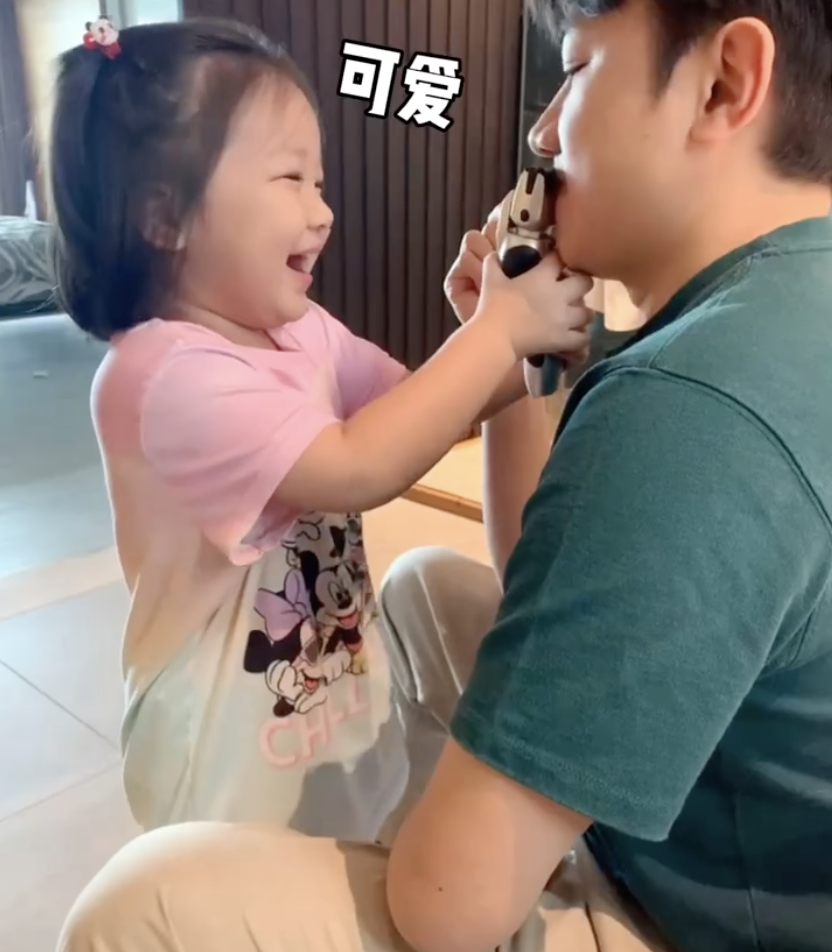 王祖蓝晒女儿帮剃胡须，Gabby却分心对镜摆拍，古灵精怪像爸爸