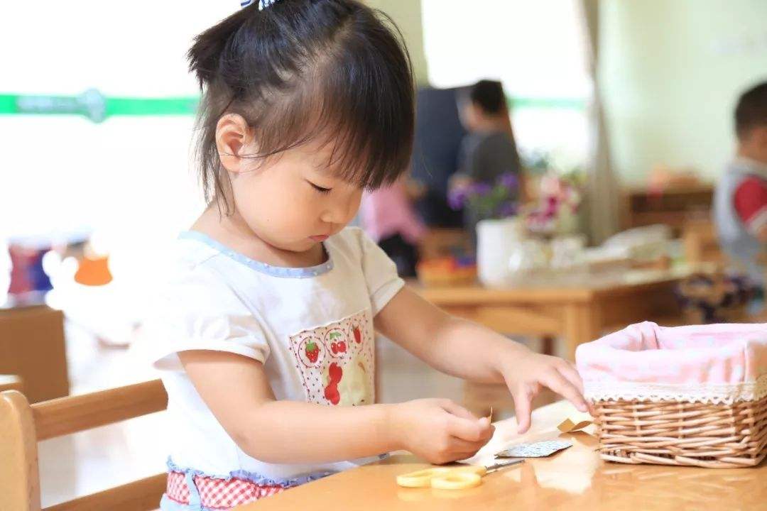 孩子聪明却上课走神？3个实用方法帮你纠正注意力分散问题
