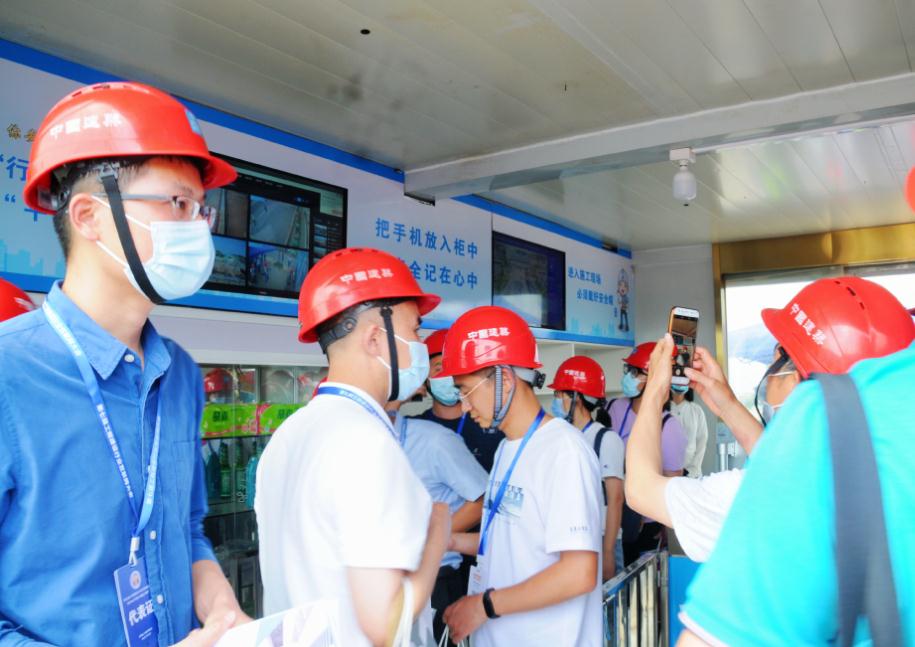 学“土木工程”只能下工地？考上这4所大学，毕业后国企抢着要