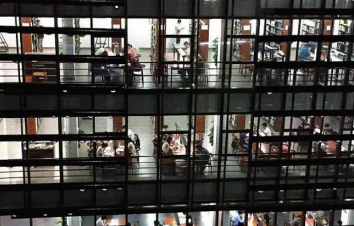 哈工大宿舍挥汗如雨，众多学生行政楼前打地铺，学校被吐槽上热搜