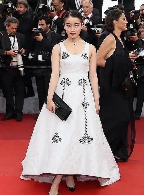 进娱乐圈的10位网红，有人演8部女主不火，有人身份横跨演员歌手