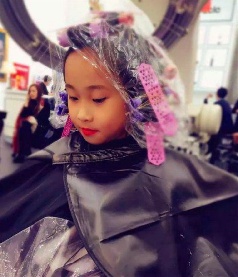 两岁宝宝烫头惹争议