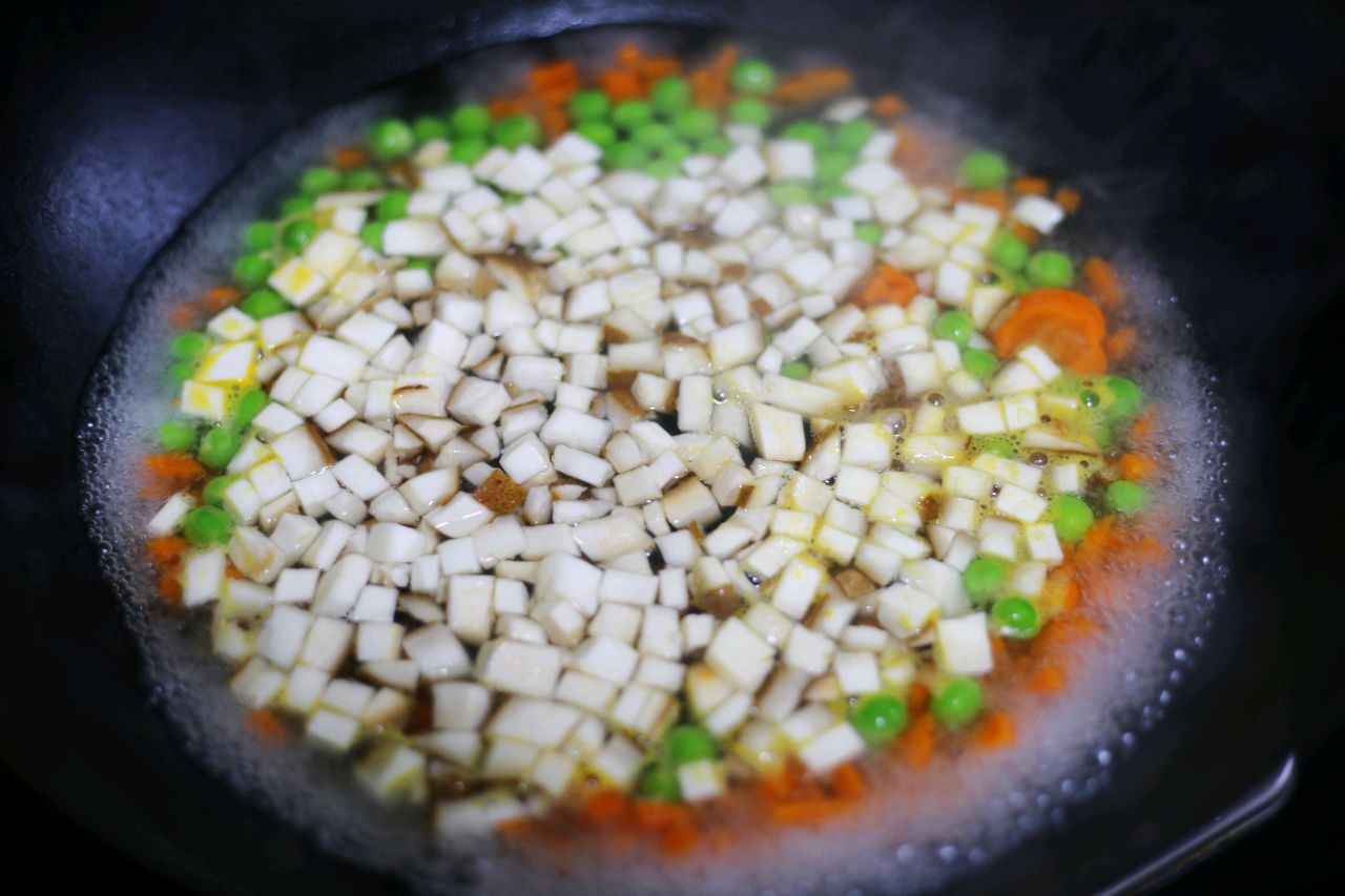 菠萝炒饭怎么做（8步做出酸甜可口的菠萝炒饭富）