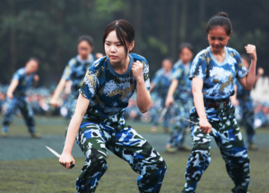 辅导员更加青睐哪些学生？军训期间做到这些，竞选班干部更容易