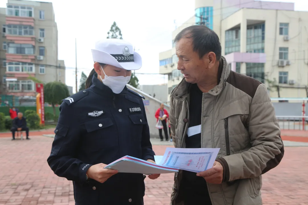 “創(chuàng)建文明城 交通安全行 健康進萬家”宣傳活動走進北園小區(qū)