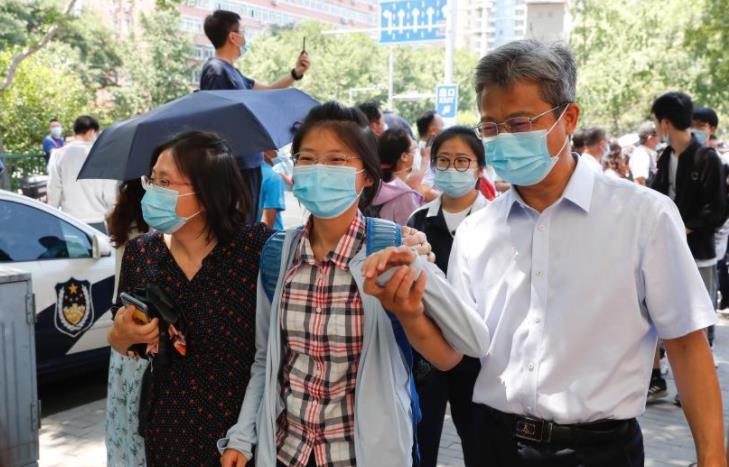 奶奶心系孙子高考成绩，梦到他考了666分，成绩出来后激动不已