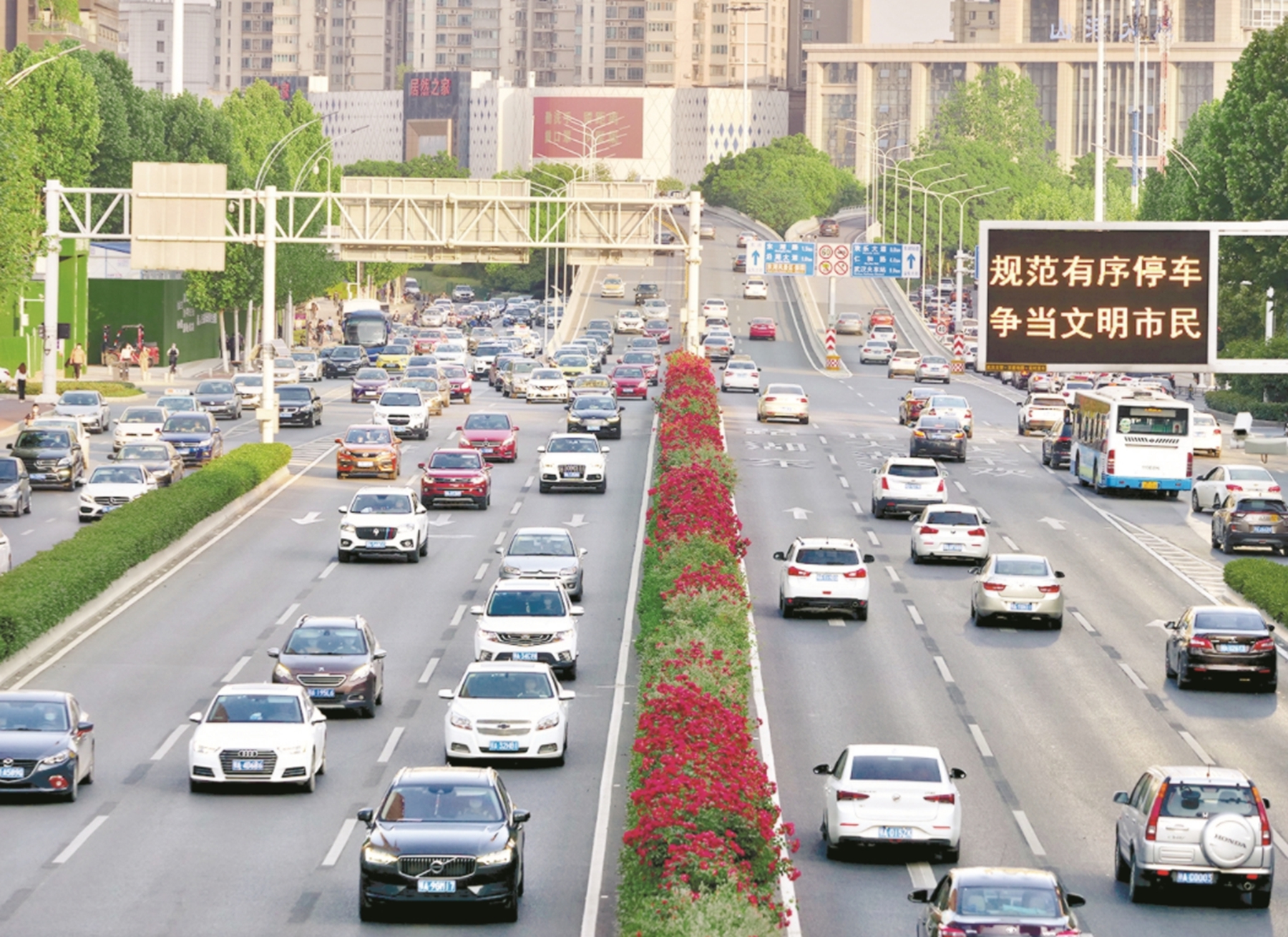 ?交警提醒：開車出事故先打4個(gè)電話，順序別搞錯(cuò)