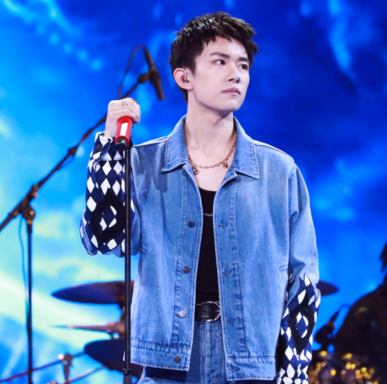 易烊千玺高考复习资料曝光，字迹清秀且工整，不愧是学生的榜样