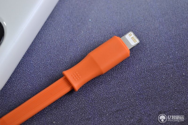 送给果粉的福利时刻 Baseus倍思 布洛克带线移动电源