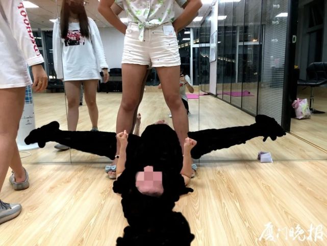 被摁住劈叉180度，解约要赔千万！厦门这些练习生过的是什么日子？