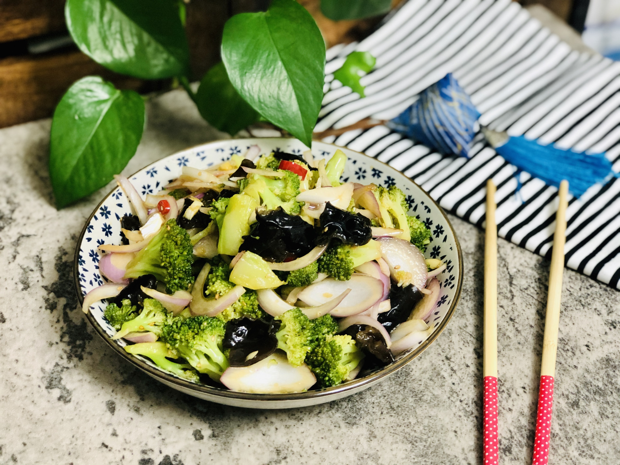 西兰花清洗有讲究，仅用清水冲不净！