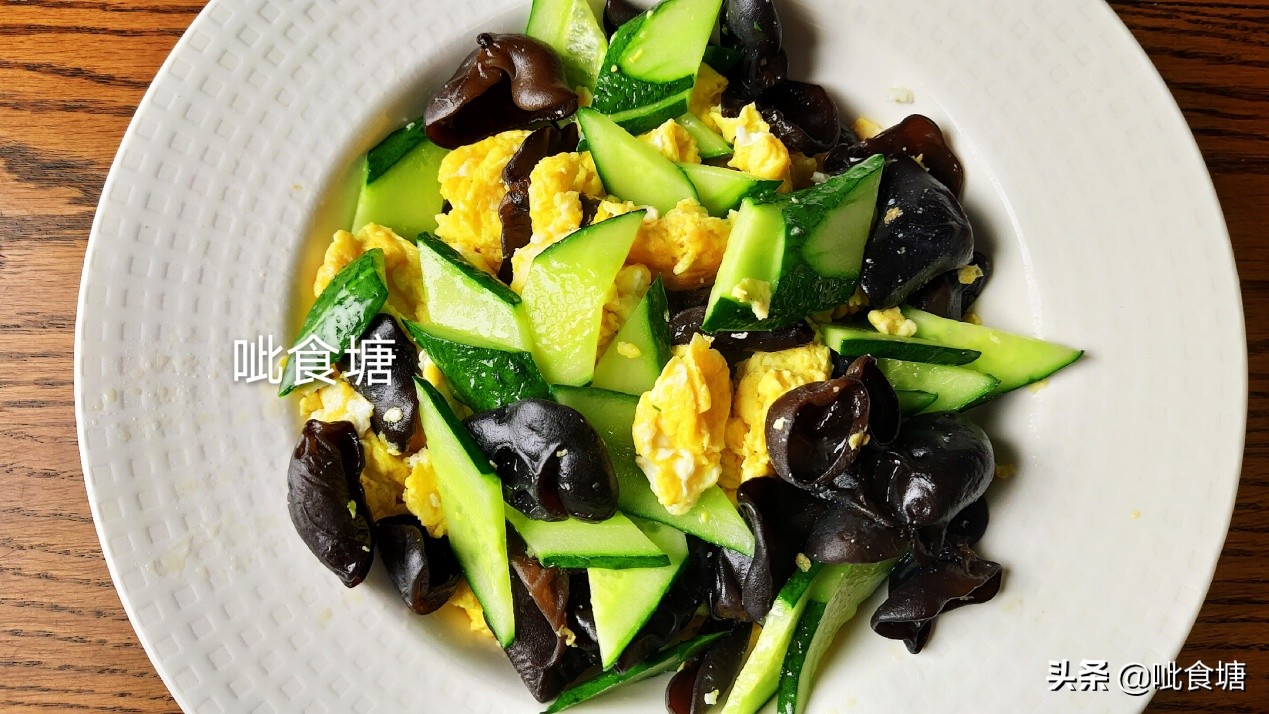 饭店的黄瓜片都是菱形的，大厨是怎么切的？只需2步你也能学会
