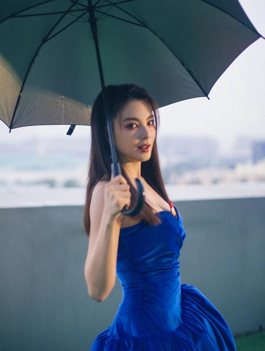 张雨绮春晚首秀土上3.9亿热搜哈哈哈！大胸妹穿衣真没救了吗…