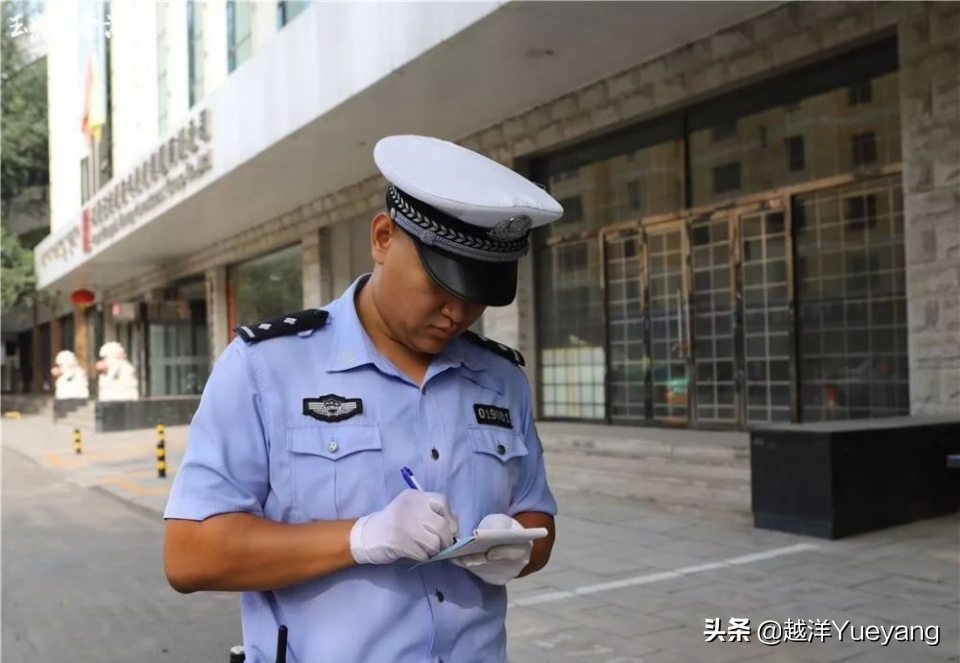 车被堵了，找不到挪车电话？教你这几招，轻松解决