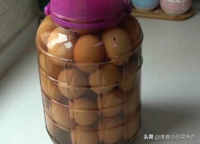 奶奶用了40多年的腌咸鸡蛋配方，操作简单，鸡蛋个个都起沙流油