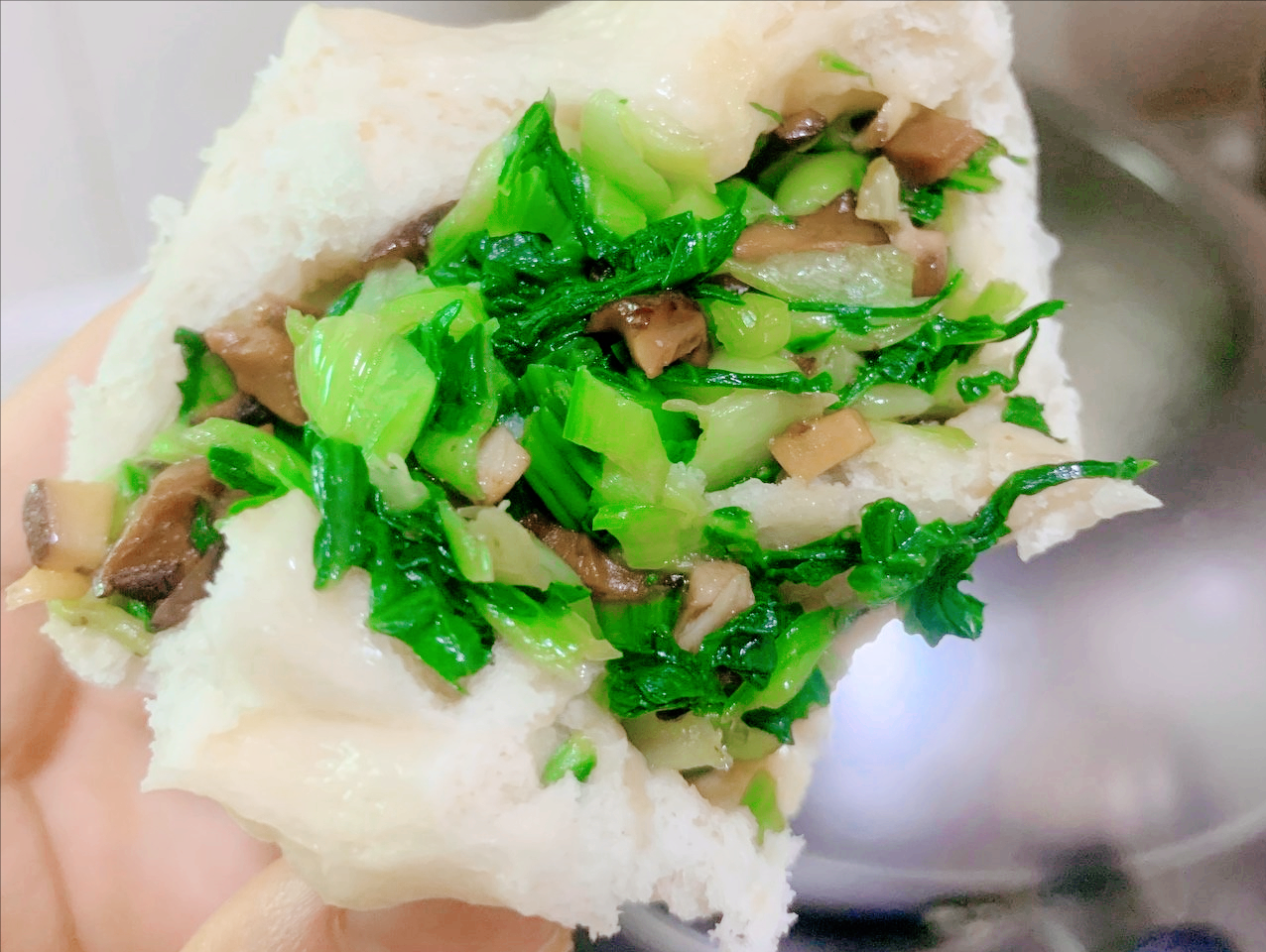 香菇青菜包好吃有诀窍，低脂低热量，翠绿鲜嫩，一次做20个不够吃