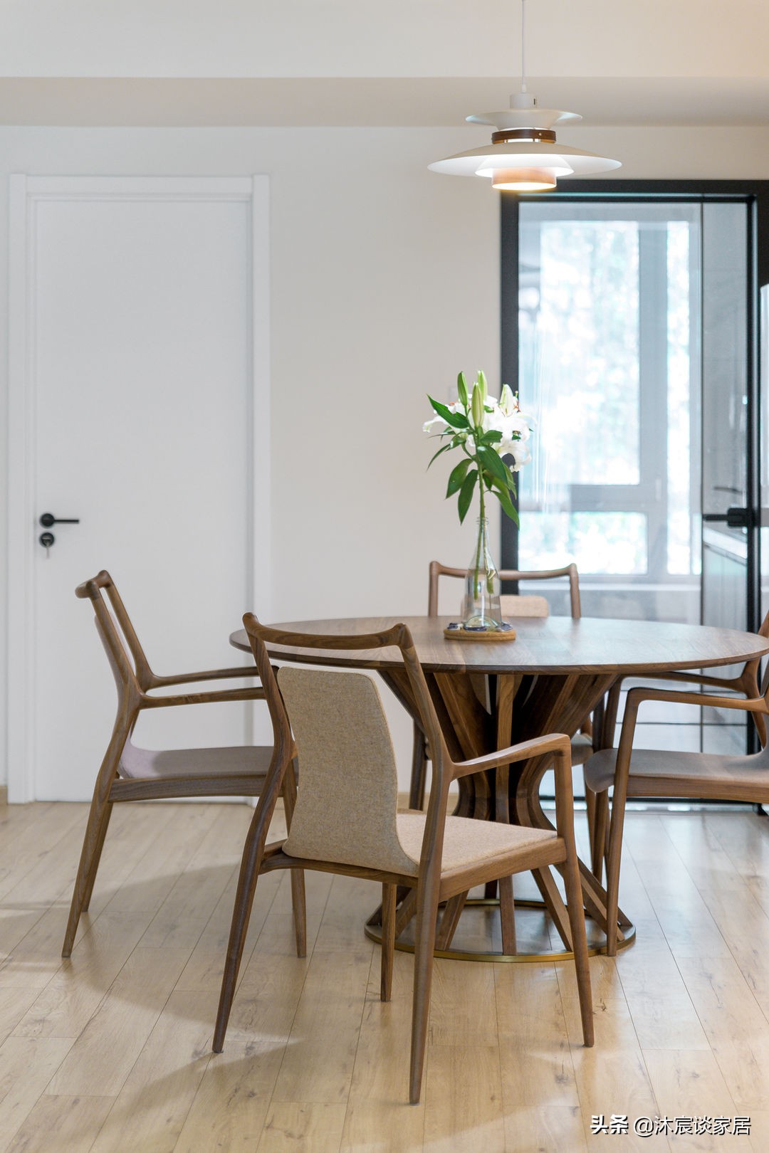 她家不做吊顶也不做背景，不断给空间“减负”，真是越简单越好看