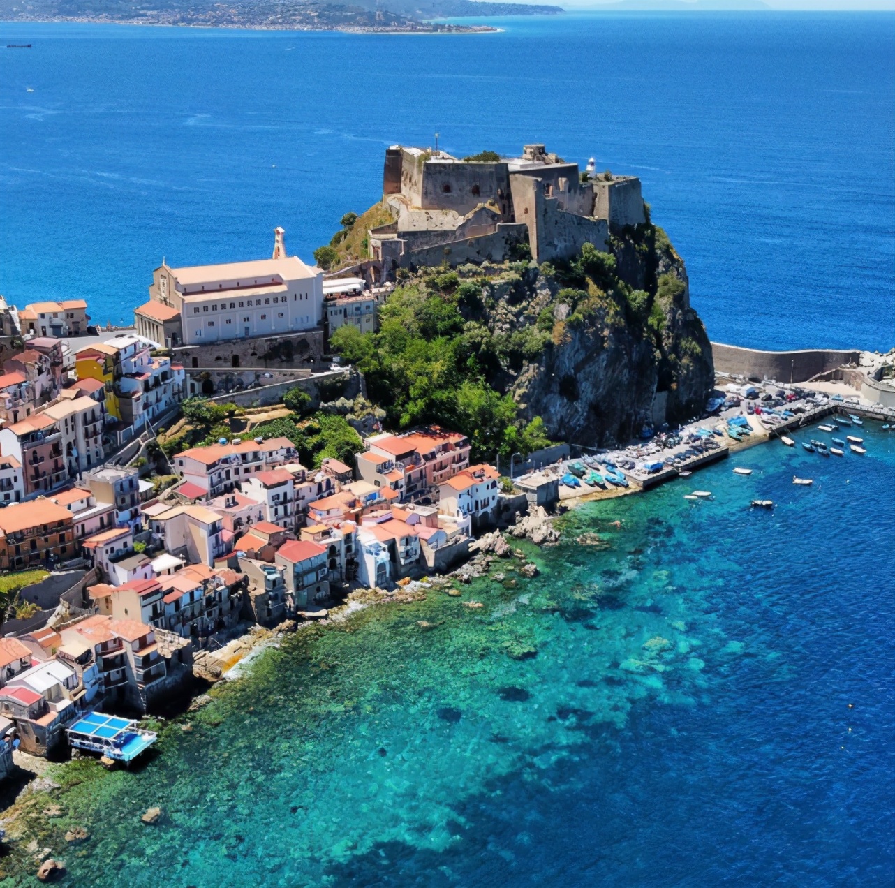 fila希拉小镇的房屋散落在卡拉布里亚大区与"足尖"形态相似的半岛上