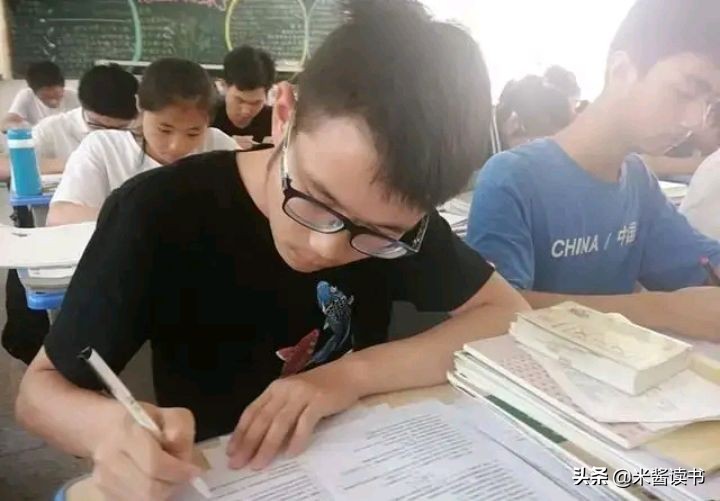 父亲是钢筋工，湖南男孩却以707分摘得高考状元考上清华，凭啥