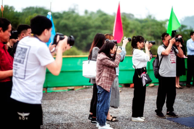看过多年广西高考作文题 没想到2019年是副漫画 你怎么写？
