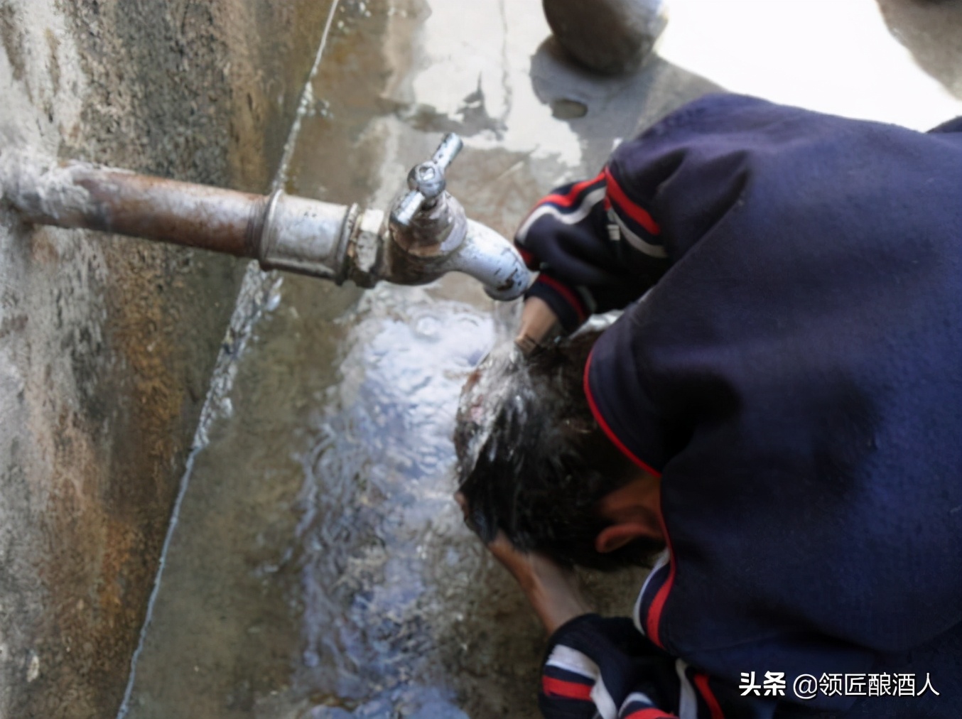 喝酒头疼原因，不仅仅是酒水问题这么简单，解决有效方法