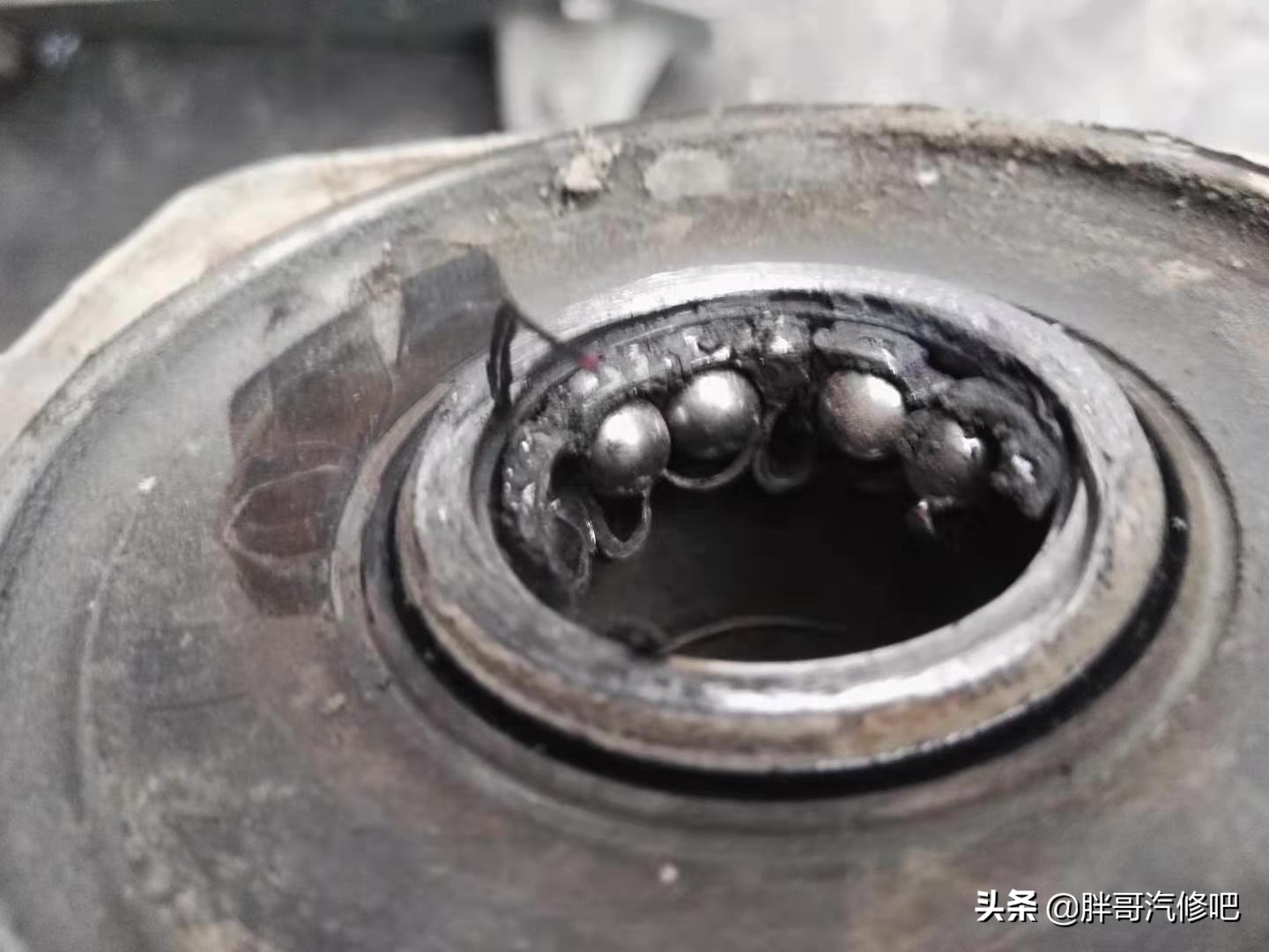 例行检查底盘减震器自行脱落，过坑、打方向吱嘎异响