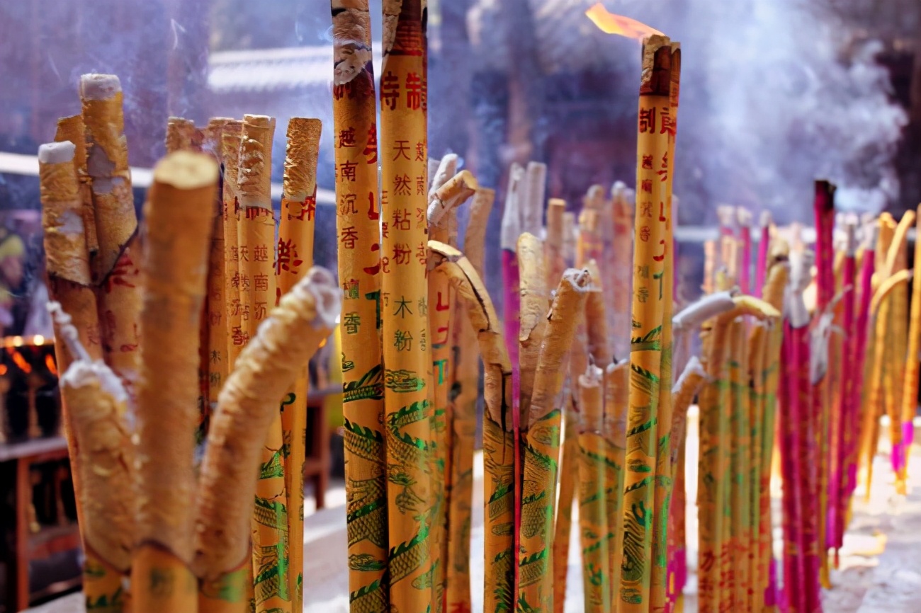 上香数量不在多少,贵在心诚,所谓"烧三支文明香,敬—片真诚心".更