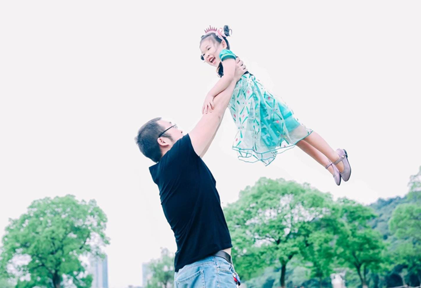 "最怂父子"火了,集体罚跪小儿子成亮点,网友:外姓的果然