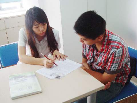 易烊千玺偏科严重，数学100分，网友看到英语成绩：体育老师教的