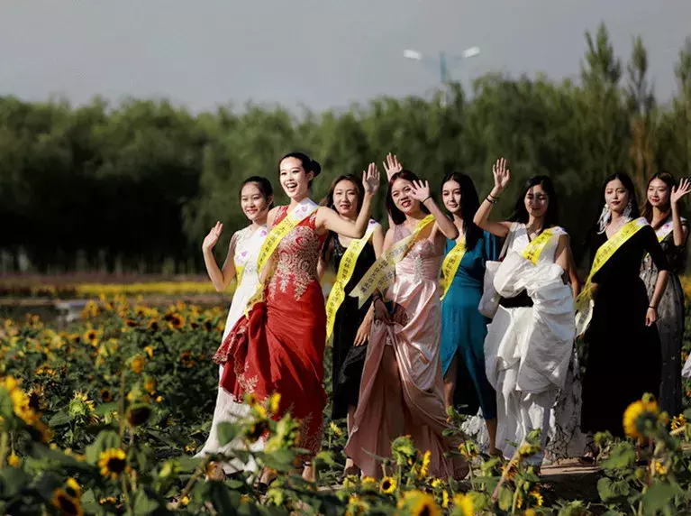 世界旅游小姐畅游巴彦淖尔，美女＋美景，保证让你看花眼