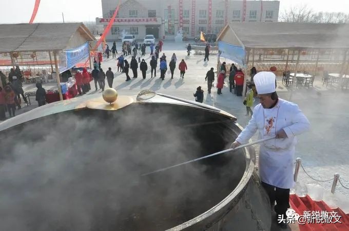 “西海第一锅”烹制的“万人鱼宴”，那壮观的场景可谓惊天动地