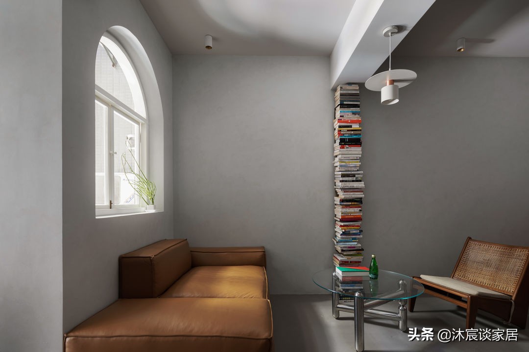 她买下46㎡小屋，装成侘寂风，家徒四壁的那种，想不到住着很舒适