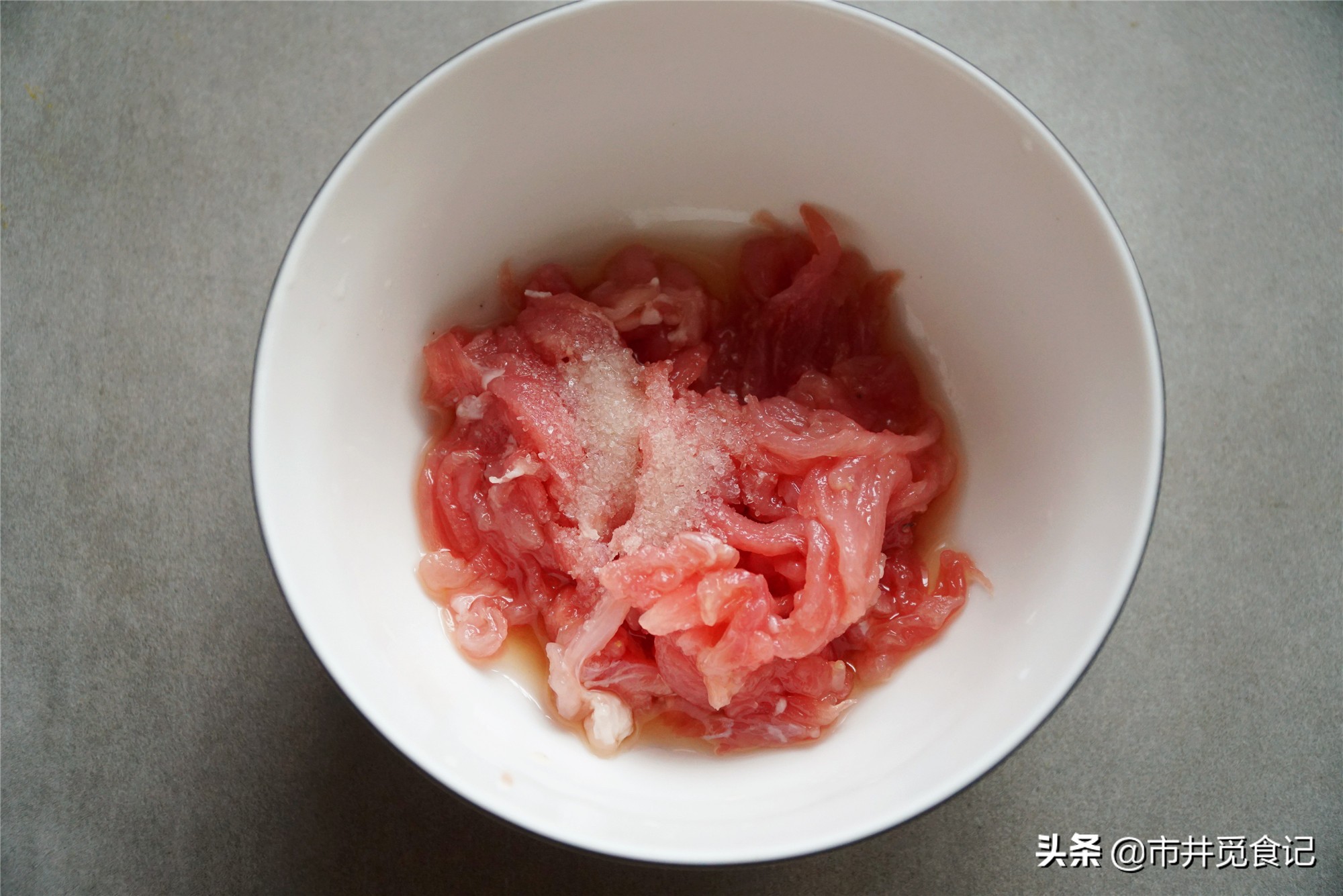 皮蛋瘦肉粥，早餐店用了十几年的老做法，早学早会，不腥香的很