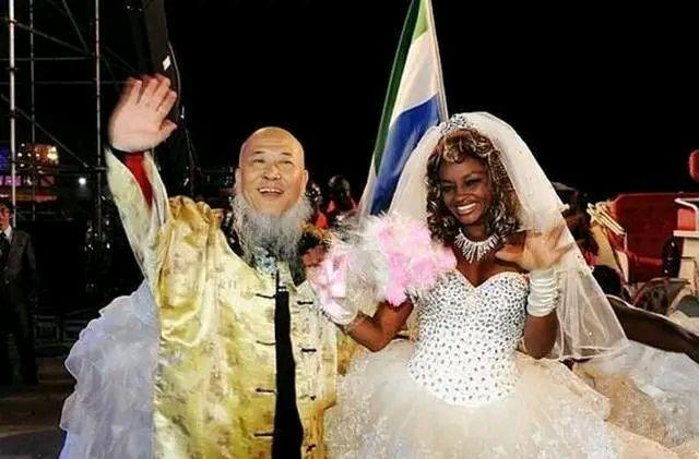 53岁北大教授娶21岁“黑人”女学生，4000万办婚礼，现在怎样了？