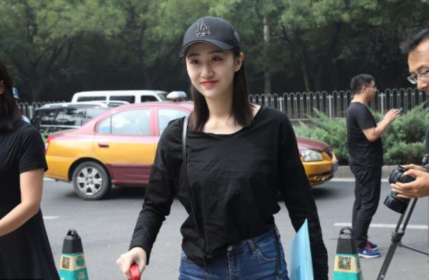 当代大学生在校现状，男同学扎堆在寝室打游戏，也不联系女生