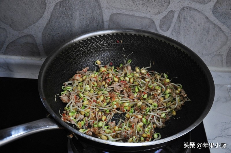 黄豆芽也能吃出高级感，只需两种配料，焯一焯，炒一炒，相当美味