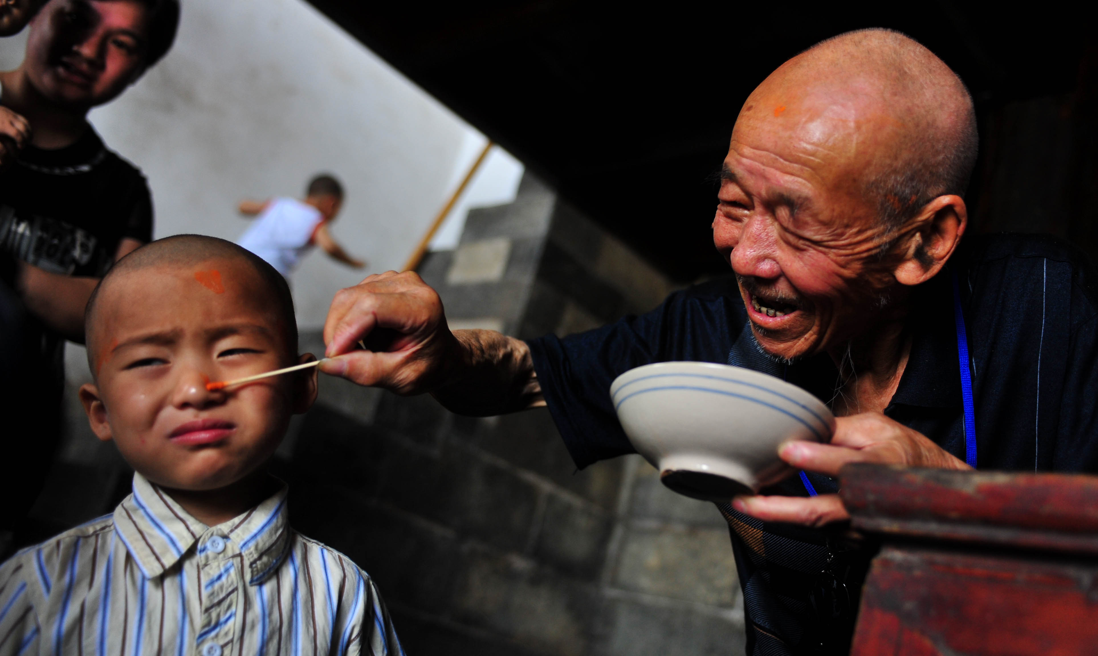 喝雄黄酒是什么节日(端午饮雄黄酒的习俗与禁忌:四硫化四砷跟中国人的