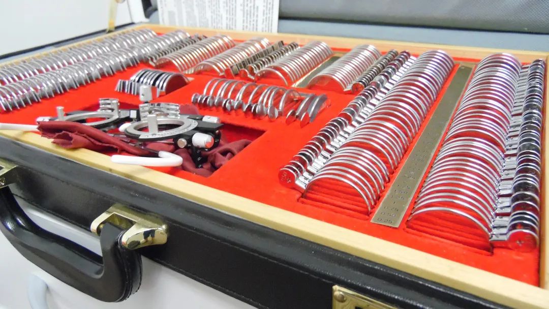 从小戴眼镜，但给你验光配镜的人有90%不合格