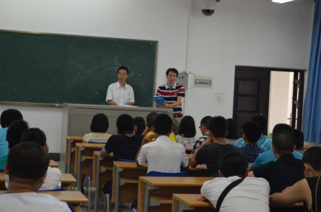 大学自我介绍三分钟（大一新生该如何做自我介绍）