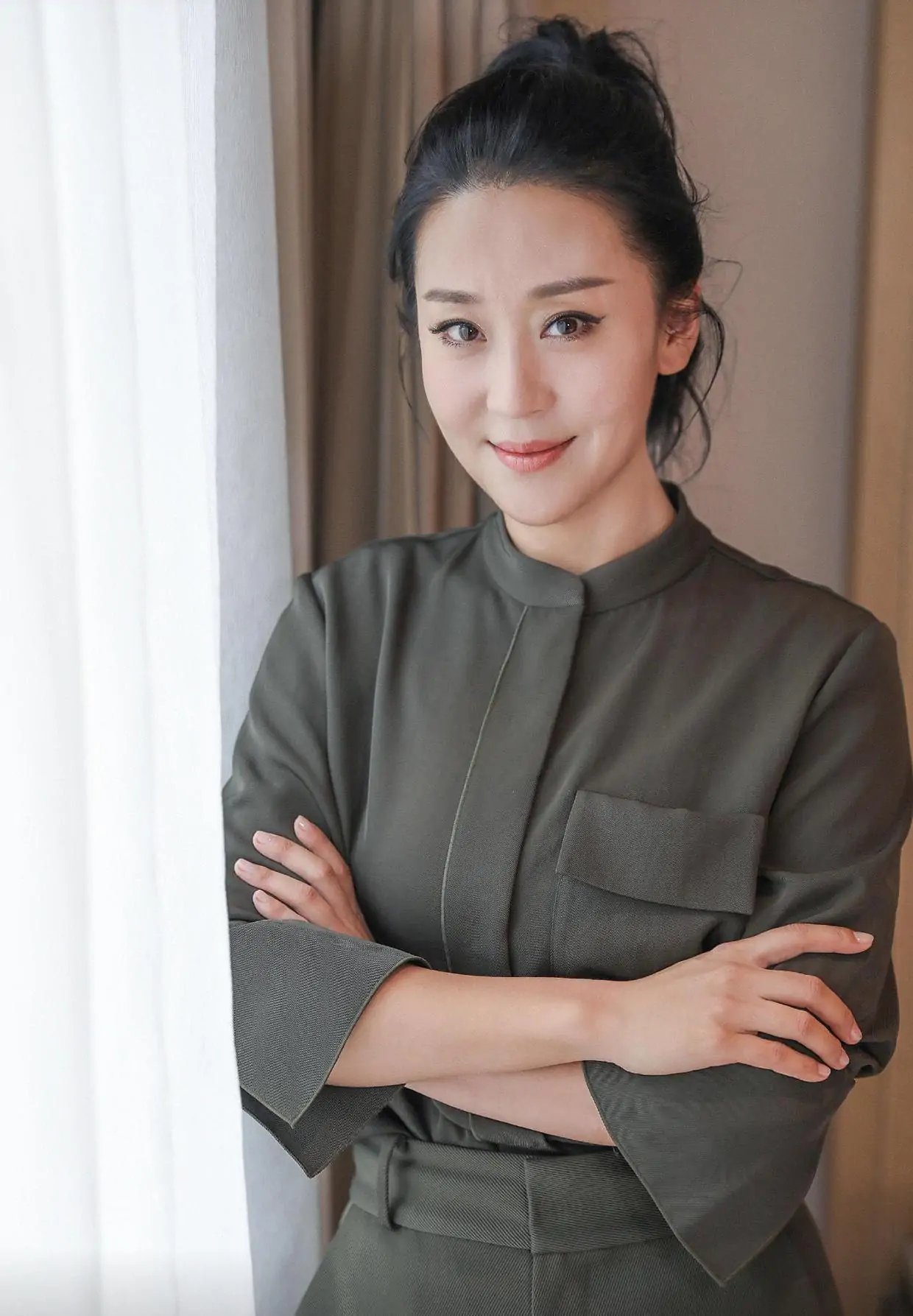 苗圃美出新高度,军绿色衬衣搭配阔腿裤气质出众,上演高级时髦范