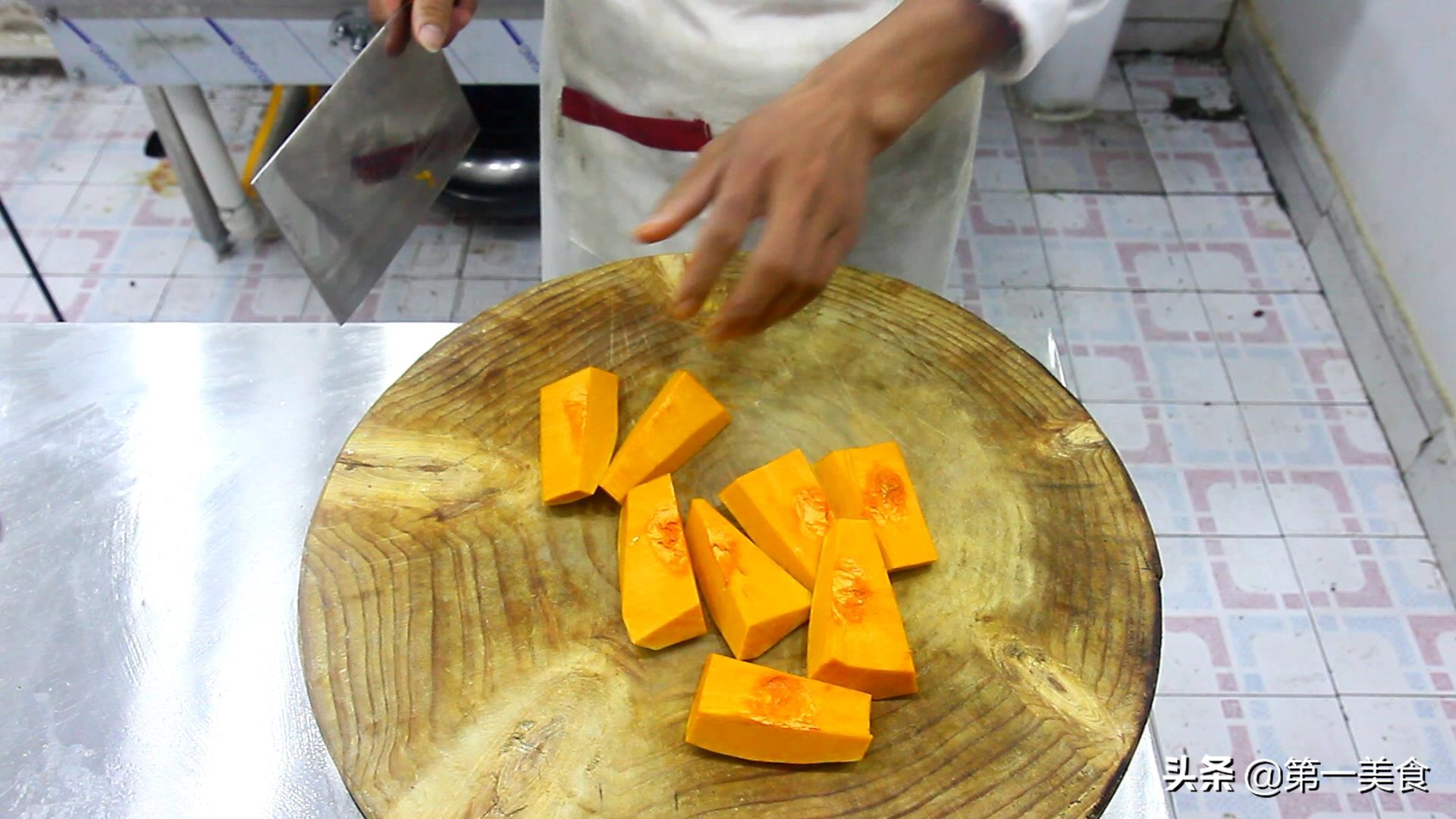 做南瓜饼你还在放面粉吗？难怪难吃不软糯，厨师长教你正确做法